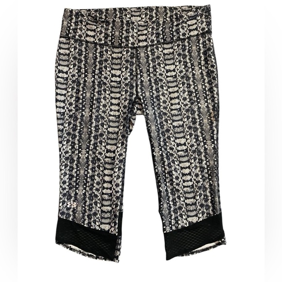 Under Armour Mesh Panel Snake Skin Pattern Capri Pants - Picture 1 of 7